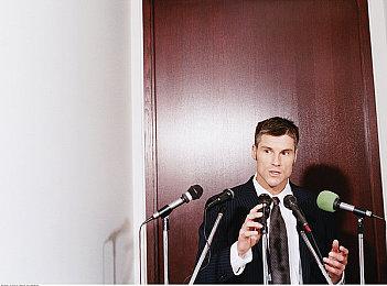 《怪物猎人：荒野》恶搞视频 用PC玩竟是这个样子